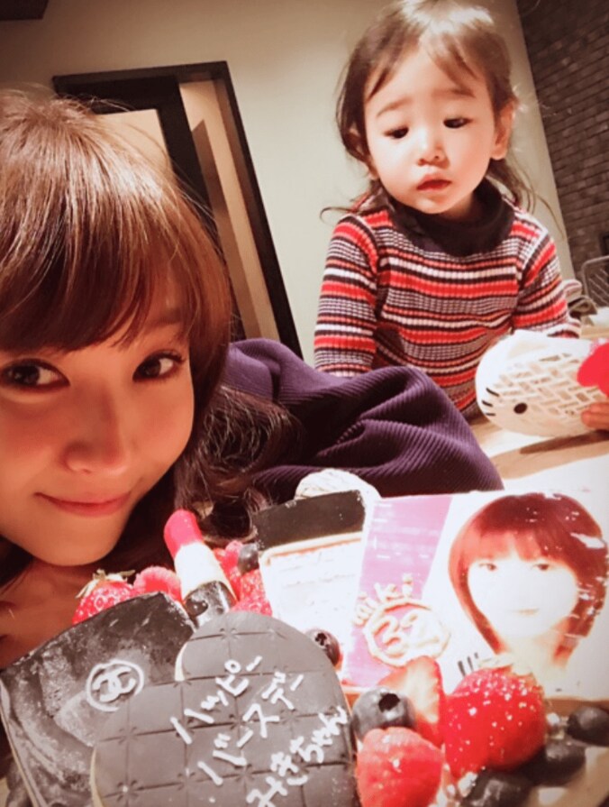 ミキティ、夫・庄司と子供からの誕生日プレゼントに感動 1枚目