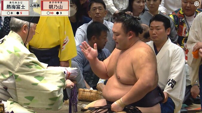 「ワイの年収くらいありそう」朝乃山、熱海富士を撃破で懸賞の“塊”をゲット「デカすぎるだろ」 2枚目