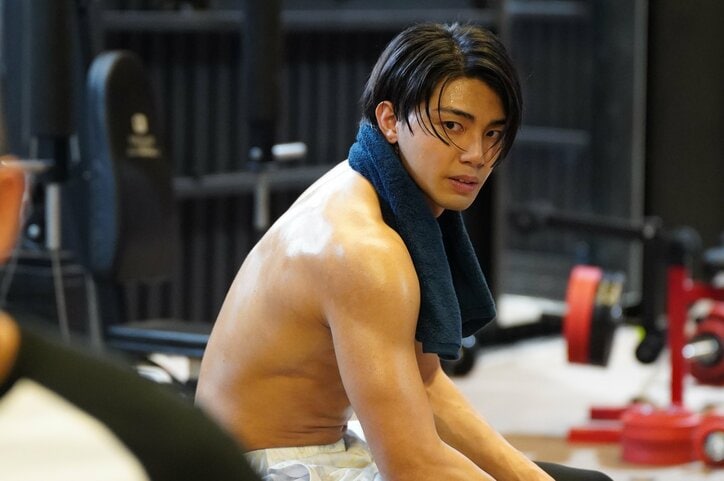 鋼のボディにじんわりと滲む汗…武知海青のストイックなトレーニング姿が美しすぎて視聴者歓喜「ハオウ肉体美」「肩の筋肉やばすぎ」