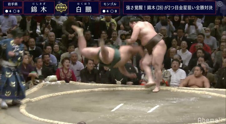白鵬の“心理戦”に館内騒然！　物言いで座布団舞うも、取り直しの末に錦木を上手投げで下し全勝は死守