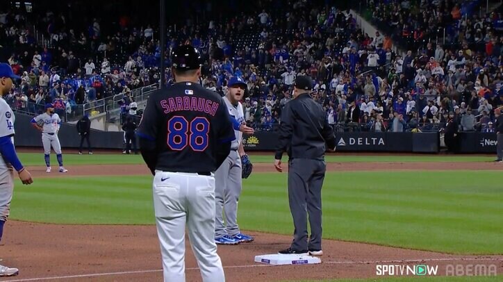 【写真・画像】“神の手”発動！？ ベッツ、疑惑の帰塁アウトに「ノー！」絶叫も判定覆らず憮然 リプレイが捉えた「動かぬ証拠」で物議　1枚目