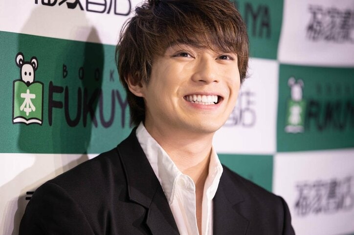 新田真剣佑、ベッドシーン撮影を振り返る「オジサン二人とシーツにくるまってます」