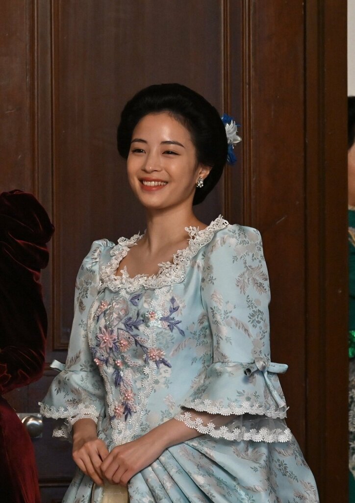 広瀬すず、池田エライザ&佐久間由衣と鹿鳴館で美しすぎるドレスで競演 SPドラマ『津田梅子~お札になった留学生~』