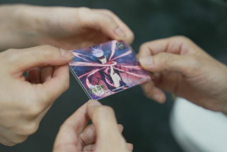 アニメ『呪術廻戦』渋谷マークシティに巨大獄門彊が出現　”五条封印”スクープの号外新聞も配布