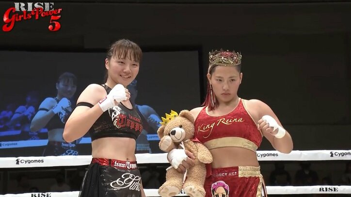 女子キックが一転、突如パウンドの攻防に発展！ 放送席「冷静になって」「ポイントつかないから」