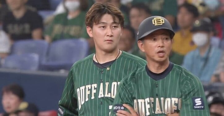 オリックス・田口コーチがブチギレた！ 放送禁止レベルの表情がヤバすぎる　“帰塁ミス”判定騒動に激怒もアツい姿に称賛の嵐