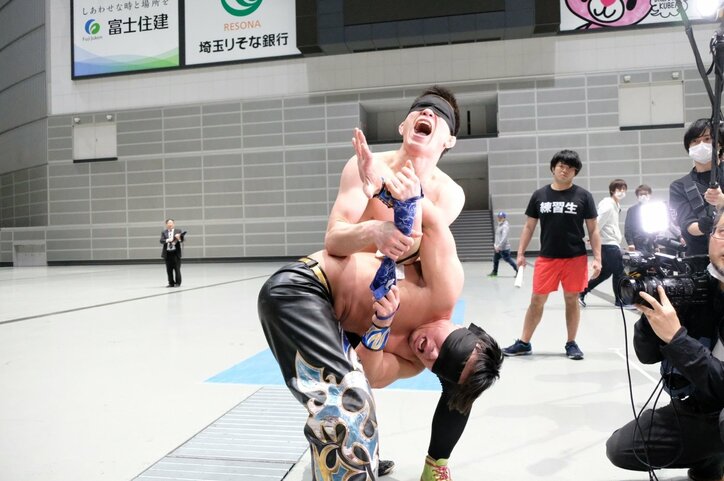 青木真也、かつての主戦場で「目隠し乳隠しデスマッチ」 “Wブラ”で勝利の余韻かみしめる