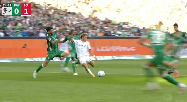 メッシかよ！ 堂安律、急加速カットイン→敵に囲まれながら“確信ゴラッソ”の瞬間「ガチでエグい」 "堂安ゾーン"からの左足ゴールで「気持ちよすぎ」