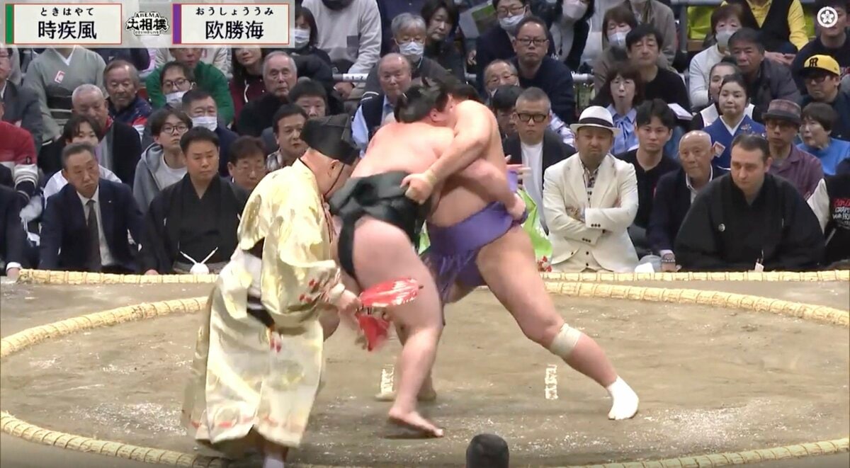 行司さんあぶない」力士とあわや接触で慌てて後退り 「位置が
