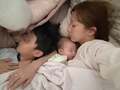 辻希美、眠る子どもたちとの親子ショットを披露「いつも学校の日は起きないのに」