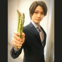 磯村勇斗、新ドラマの撮影現場で「どうも…アスパラ刑事です」