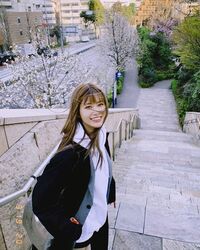 生見愛瑠、春の風に吹かれた小顔ショットに絶賛の声「可愛いすぎ」「めっちゃ綺麗」