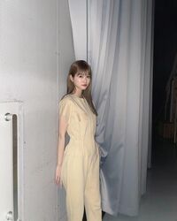 「顔小さすぎ」「透明感すっご」生見愛瑠のスタイル際立つオールインワン姿にファン絶賛