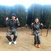 安達祐実＆眞島秀和のツナギ姿の“ブランコ2ショット”に「素敵！！」「可愛らしい写真」と称賛の声