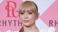 【映像】浜崎あゆみ 自宅の豪華なクリスマスツリーを公開「マミーと業者さんからのサプライズ」