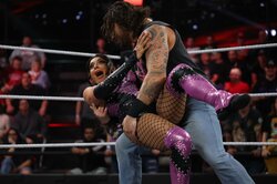 「かわいそう」大男の“入れ歯”が女子レスラーの胸元へ…絶叫・悶絶の一部始終「オーマイガー」