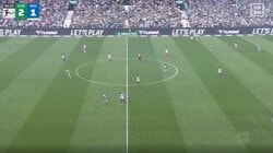 何が起きた…！？ 菅原由勢、ロングボールで“まさかの展開”「上手いな」「キレキレやな」50メートル級サイドチェンジ→相手DFのカードを誘発？