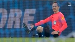 前代未聞！？“審判に”選手がスライディング→負傷交代のアクシデント 無念のシーンに「大丈夫か？」「やっぱり」ネット騒然