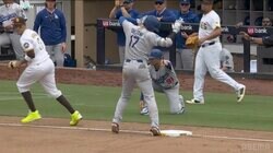 ド軍ベンチ沈痛…大谷翔平、“快速”三塁打も足を引き摺る「送球が左足首のあたりに当たった」現地放送局が指摘したアクシデントの決定的場面