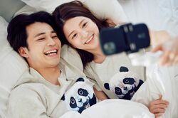 川島海荷、夫・中田圭祐と体を寄せ合いベッドで仲良しラブラブショット『私たち結婚しました3』第2話