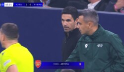 誰もが爆笑！ アーセナル監督が“珍行動”→主審が苦笑いでイエローカード提示の一部始終「なにやってんの笑」「介入すな」「おっちょこちょい」