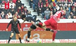 「ファウルになったけど良いバトル！」球際の激しいぶつかり合い “チーム最年長”原口元気、気迫のハードタックルにスタジアムも大興奮