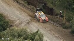 世界最速ラリー車が“土壁激突”の衝撃アクシデント「石ゴロゴロやな」「土埃で全然見えないw」過酷すぎる未舗装路に超一流ドライバーも呆然