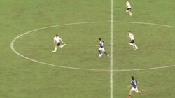 「一人ブルーロック」日本代表・塩貝健人、超絶ダブルタッチ→3人に囲まれつつの強行突破に「ナイスファイト！」「連携面の改善に期待」ファンは賛否両論