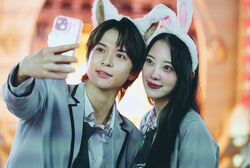 元トップアイドルが制服デートで生脚あらわ！美太もも大胆露出に「細すぎる！」完璧なJKスタイルに感嘆の声『私たち結婚しました 5』4話