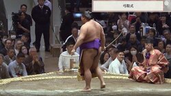 「細くなりすぎて」「別人やん」大相撲中継に“ちらり”写り込んだ元貴景勝の姿に驚きの声 「あ。細身の湊川親方みっけ」歓喜の声も