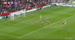 「変態シュート！」「エロすぎる」相手GKの頭上を超える美しすぎる“芸術的スーパーゴール”　覚醒した天才FWが超絶チップキックを炸裂した瞬間