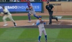 一体、何が起きた！？ 今永昇太に“ハプニング発生”「表情w」「なぜか面白い」 相手打者のバット破壊→予想外のリアクション