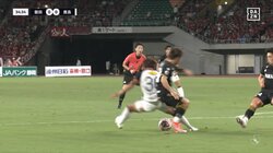 「判定際どくないか？」「んなバカな」サポーターは物議も審判は譲らず...的確過ぎる位置からレフェリーがガン見、堂々“確信PKジャッジ”の瞬間