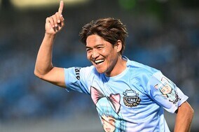 「たどりついた先が面白い」大久保嘉人の砂漠でリフティングミス→ダッシュにファン爆笑！「キツそう＋楽しそう」【W杯】