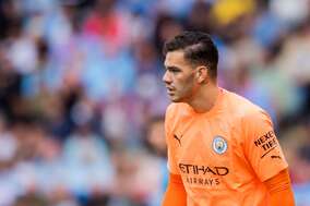 「嫉妬してしまう」マンC・エデルソンの”パントキック練習”、あまりにも精度が高すぎて「信じられない」と話題に! 現代型GKが見せた衝撃のキック精度