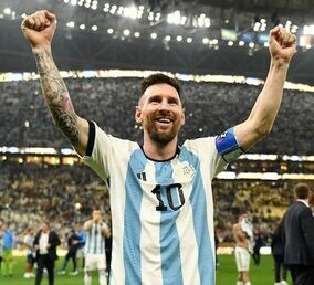 「こんなに待ったのに待ちきれなかったのか！」歓喜のメッシ、フライング気味にＷ杯トロフィーにキスしたシーンが大反響！「涙が止まらないよ」【W杯】