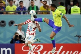 「カンフーサッカーみたい」ブラジル代表ダニーロの“右ハイキック”にファン注目「レッドじゃないの？」【W杯】