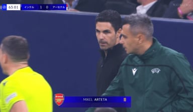 誰もが爆笑！ アーセナル監督が“珍行動”→主審が苦笑いでイエローカード提示の一部始終「なにやってんの笑」「介入すな」「おっちょこちょい」