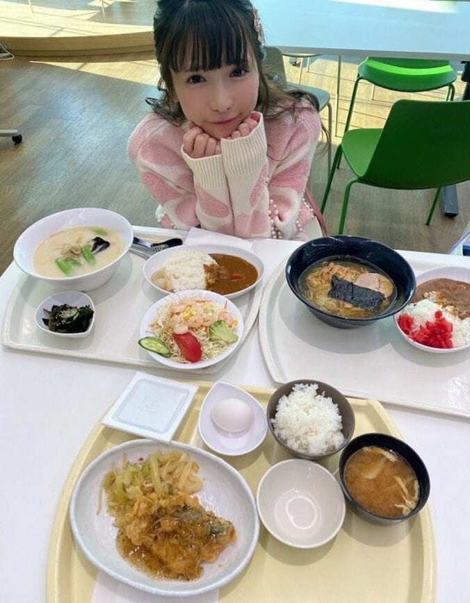 もえあず、テレビ東京の社員食堂で食事「カレーとラーメンどっちも食べたくて」 1枚目