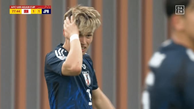 「危険すぎるだろ！」19歳日本代表DFが“顔面ハイキック”被害…「足が入ってるやん」「怪我はやめて…」髙橋仁胡が悶絶→ファンが激昂＆心配【U20アジアカップ】 3枚目
