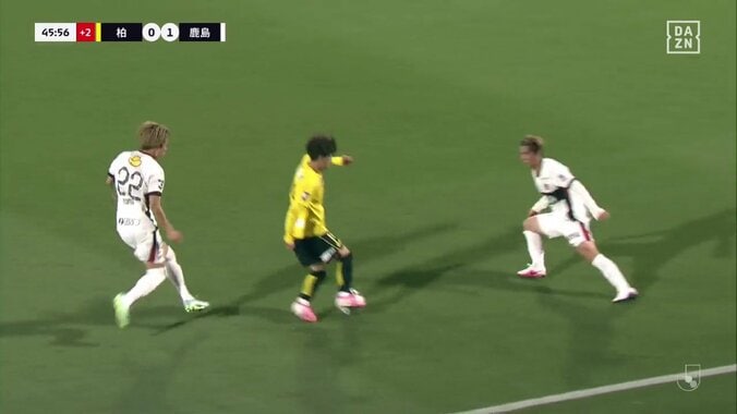 決定力バケモン！鈴木優磨、倒れながらのビューティフルループシュートにファン歓喜「よく決めたな」「体幹強すぎる」 5枚目