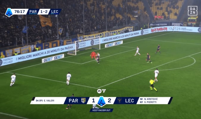 クロスに対応した鈴木彩艶だったが…