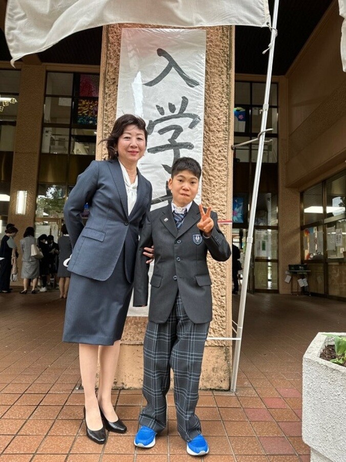  野田聖子氏、感無量だった息子の入学式での親子ショットを公開「これからいろいろあるだろうな」  1枚目