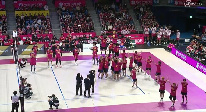 もはやバレーボールじゃない…“斬新すぎる”始球式「遂にこの形態まできたか」驚きの声 2枚目