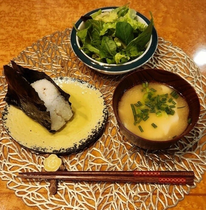  モト冬樹、質素な夕食を食べる妻・武東由美「昼にしっかり食べていればいいんだけど」  1枚目