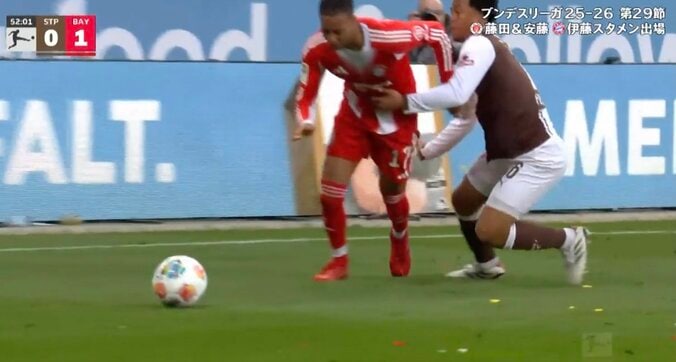 場内騒然！ 藤田譲瑠チマにブチギレ… 突き飛ばして“一触即発”「そりゃキレる」バイエルンFWを吹っ飛ばす→完全無視「気持ち強すぎだろ」 2枚目