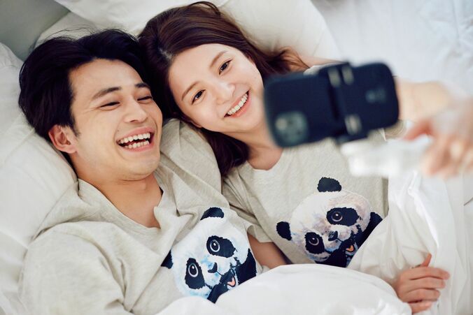 川島海荷、夫・中田圭祐と体を寄せ合いベッドで仲良しラブラブショット『私たち結婚しました3』第2話 1枚目