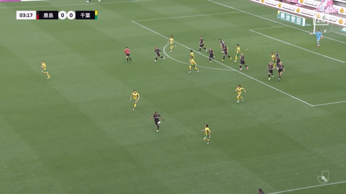 衝撃！鹿島FWの“80m爆走ゴラッソ”にSNS騒然「めっちゃ速い」1人で完結の超速カウンターに「エウベルにしかできない」「仲間さえ置いてった笑」 3枚目