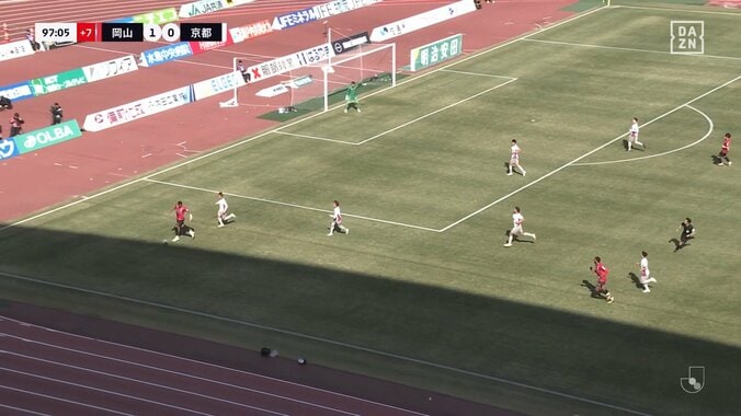 「ソロ鹿島るで声出た」重戦車ルカオ、4人相手のスーパー“ボールキープ”が話題「強すぎておもろい」「どうやったらボール取れるの」 5枚目