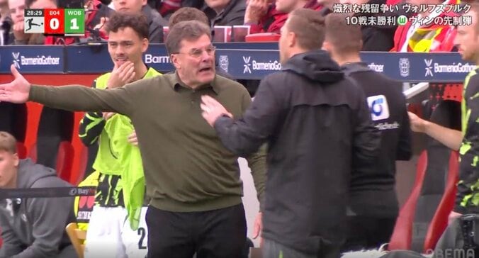 「そらキレる」「審判が心配」荒れ試合で物議を醸す“疑惑の判定”シーン「ヤバいだろ」痛恨PK献上→指揮官ブチギレ！ 4枚目